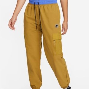Nike Sportswear Women’s Woven Sports Utility Cargo Pants